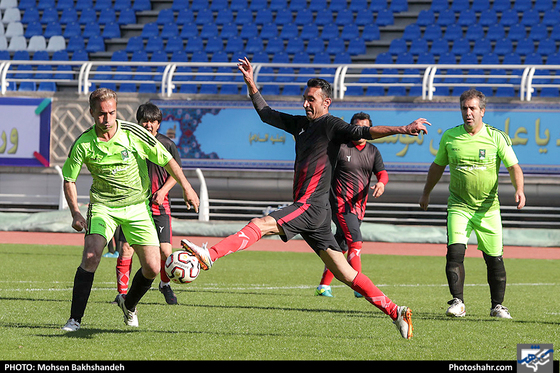 مسابقه فوتبال یاران خداداد عزیزی و پیشکسوتان شهدای چوار 65 ایلام-عکاس:محسن بخشنده/شهرآرا