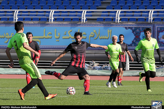 مسابقه فوتبال یاران خداداد عزیزی و پیشکسوتان شهدای چوار 65 ایلام-عکاس:محسن بخشنده/شهرآرا