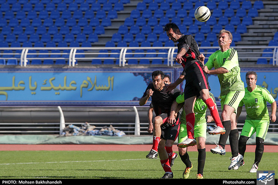 مسابقه فوتبال یاران خداداد عزیزی و پیشکسوتان شهدای چوار 65 ایلام-عکاس:محسن بخشنده/شهرآرا