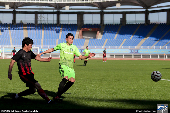 مسابقه فوتبال یاران خداداد عزیزی و پیشکسوتان شهدای چوار 65 ایلام-عکاس:محسن بخشنده/شهرآرا