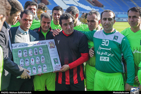 مسابقه فوتبال یاران خداداد عزیزی و پیشکسوتان شهدای چوار 65 ایلام-عکاس:محسن بخشنده/شهرآرا
