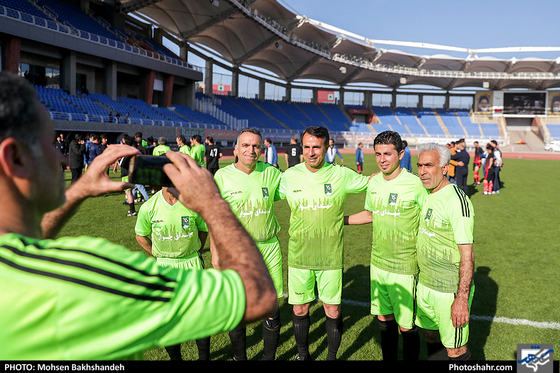مسابقه فوتبال یاران خداداد عزیزی و پیشکسوتان شهدای چوار 65 ایلام-عکاس:محسن بخشنده/شهرآرا