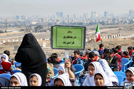 کاشت نهال در آُستانه هفته‌ی درخت کاری- عکاس: ساناز صفایی/ شهرآرا