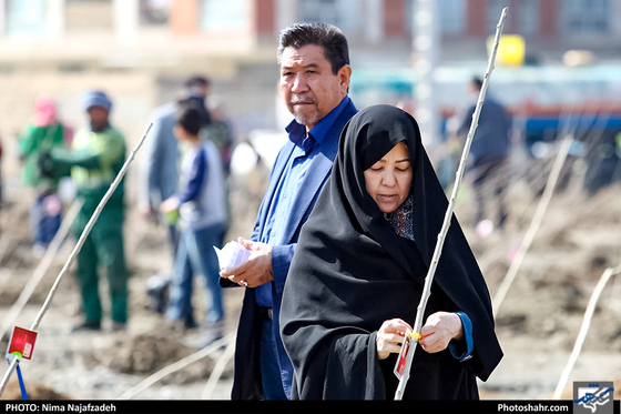 کاشت نهال در آُستانه هفته‌ی درخت کاری- عکاس: نیما نجف زاده/ شهرآرا