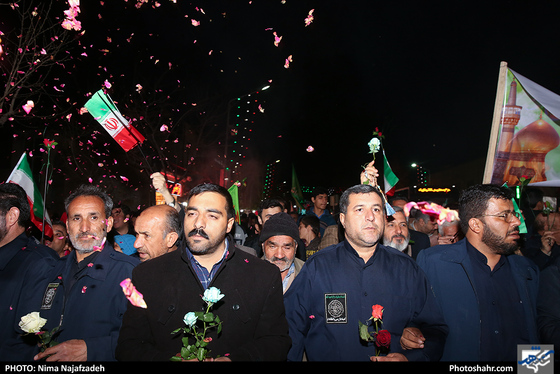 گلباران حرم رضوی در شب میلاد حضرت جوادالائمه(ع) - عکس: نیما نجف زاده / شهرآرا