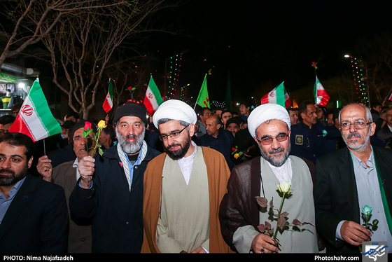 گلباران حرم رضوی در شب میلاد حضرت جوادالائمه(ع) - عکس: نیما نجف زاده / شهرآرا