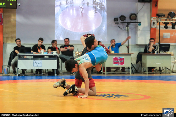 مسابقات کشتی جام خراسان یادواره حکیم ابوالقاسم فردوسی/ عکس: محسن بخشنده / شهرآرا