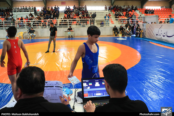 مسابقات کشتی جام خراسان یادواره حکیم ابوالقاسم فردوسی/ عکس: محسن بخشنده / شهرآرا