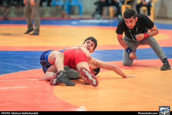 مسابقات کشتی جام خراسان یادواره حکیم ابوالقاسم فردوسی/ عکس: محسن بخشنده / شهرآرا