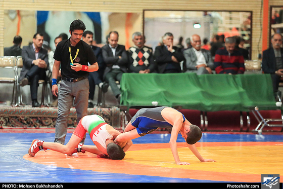 مسابقات کشتی جام خراسان یادواره حکیم ابوالقاسم فردوسی/ عکس: محسن بخشنده / شهرآرا