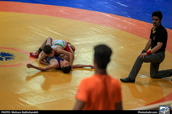 مسابقات کشتی جام خراسان یادواره حکیم ابوالقاسم فردوسی/ عکس: محسن بخشنده / شهرآرا