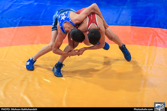 مسابقات کشتی جام خراسان یادواره حکیم ابوالقاسم فردوسی/ عکس: محسن بخشنده / شهرآرا