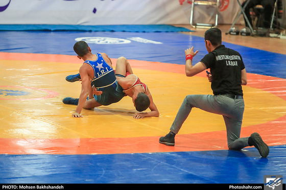 مسابقات کشتی جام خراسان یادواره حکیم ابوالقاسم فردوسی/ عکس: محسن بخشنده / شهرآرا