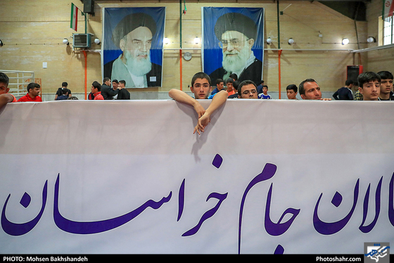 مسابقات کشتی جام خراسان یادواره حکیم ابوالقاسم فردوسی/ عکس: محسن بخشنده / شهرآرا