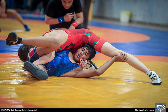 مسابقات کشتی جام خراسان یادواره حکیم ابوالقاسم فردوسی/ عکس: محسن بخشنده / شهرآرا