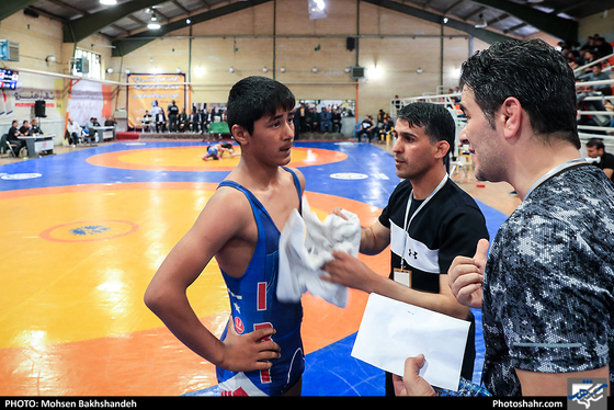 مسابقات کشتی جام خراسان یادواره حکیم ابوالقاسم فردوسی/ عکس: محسن بخشنده / شهرآرا