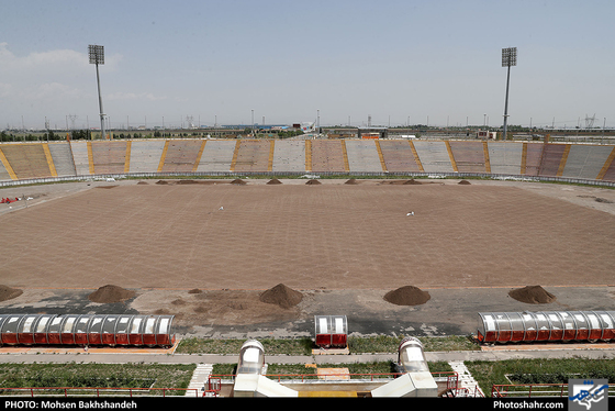 ‎آماده سازی زمین چمن مجموعه ورزشی ثامن الائمه / عکس: محسن بخشنده / شهرآرا