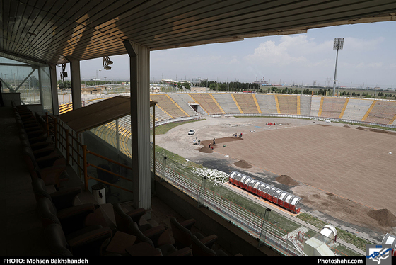 ‎آماده سازی زمین چمن مجموعه ورزشی ثامن الائمه / عکس: محسن بخشنده / شهرآرا
