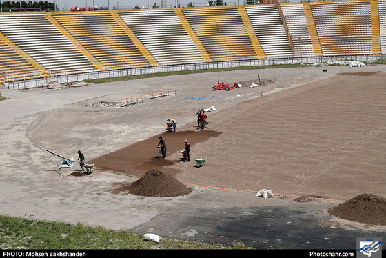 ‎آماده سازی زمین چمن مجموعه ورزشی ثامن الائمه / عکس: محسن بخشنده / شهرآرا