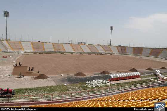 ‎آماده سازی زمین چمن مجموعه ورزشی ثامن الائمه / عکس: محسن بخشنده / شهرآرا