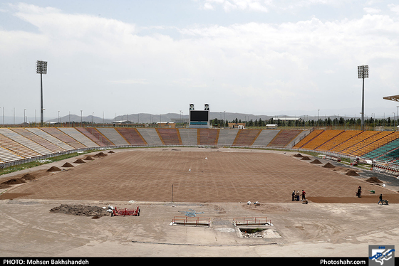 ‎آماده سازی زمین چمن مجموعه ورزشی ثامن الائمه / عکس: محسن بخشنده / شهرآرا