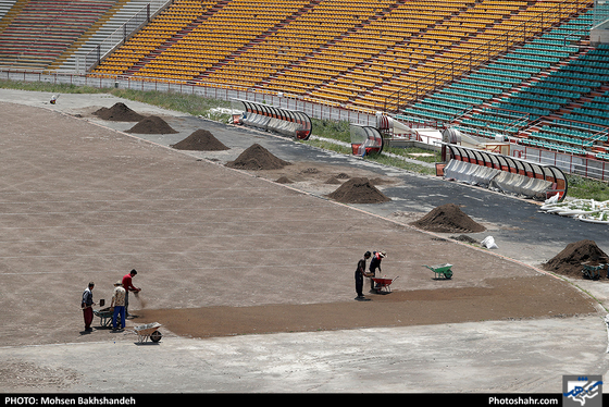 ‎آماده سازی زمین چمن مجموعه ورزشی ثامن الائمه / عکس: محسن بخشنده / شهرآرا