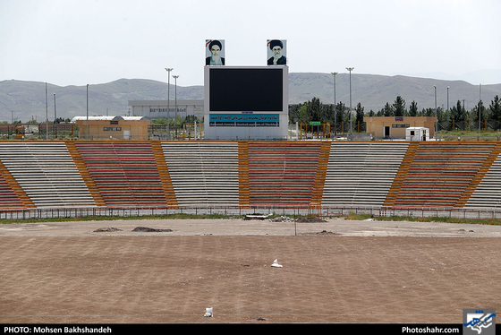 ‎آماده سازی زمین چمن مجموعه ورزشی ثامن الائمه / عکس: محسن بخشنده / شهرآرا