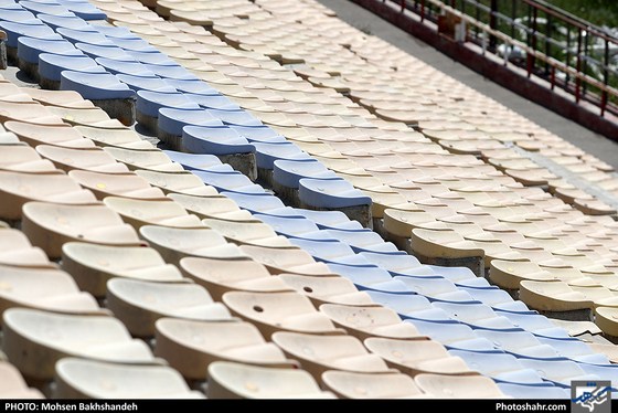 ‎آماده سازی زمین چمن مجموعه ورزشی ثامن الائمه / عکس: محسن بخشنده / شهرآرا
