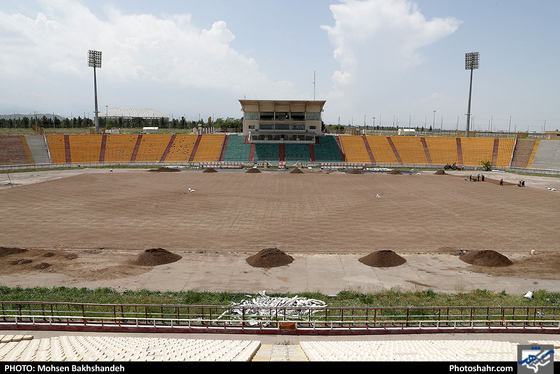 ‎آماده سازی زمین چمن مجموعه ورزشی ثامن الائمه / عکس: محسن بخشنده / شهرآرا