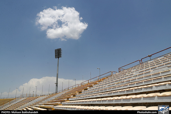 ‎آماده سازی زمین چمن مجموعه ورزشی ثامن الائمه / عکس: محسن بخشنده / شهرآرا