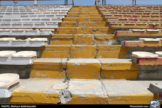 ‎آماده سازی زمین چمن مجموعه ورزشی ثامن الائمه / عکس: محسن بخشنده / شهرآرا