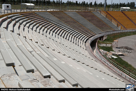 ‎آماده سازی زمین چمن مجموعه ورزشی ثامن الائمه / عکس: محسن بخشنده / شهرآرا