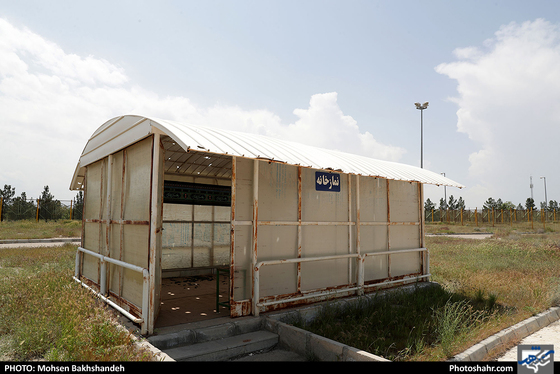 ‎آماده سازی زمین چمن مجموعه ورزشی ثامن الائمه / عکس: محسن بخشنده / شهرآرا