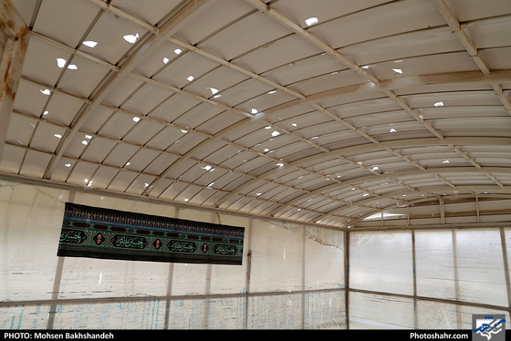 ‎آماده سازی زمین چمن مجموعه ورزشی ثامن الائمه / عکس: محسن بخشنده / شهرآرا