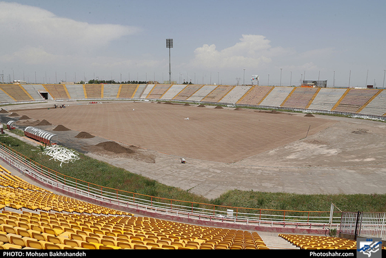 ‎آماده سازی زمین چمن مجموعه ورزشی ثامن الائمه / عکس: محسن بخشنده / شهرآرا