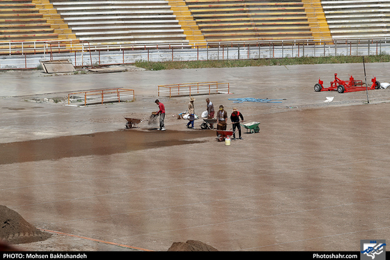 ‎آماده سازی زمین چمن مجموعه ورزشی ثامن الائمه / عکس: محسن بخشنده / شهرآرا