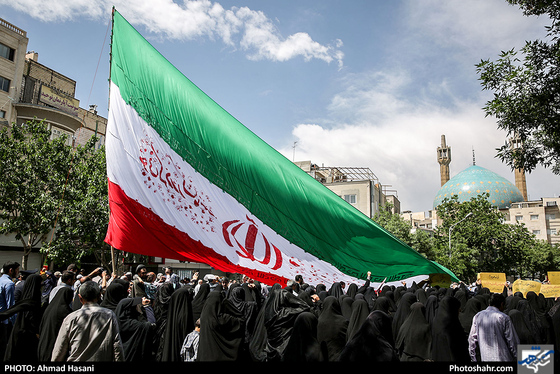 راهپیمایی نمازگزاران جمعه مشهد در حمایت از بیانیه شورای عالی امنیت ملی - عکس : احمد حسنی / شهرآرا