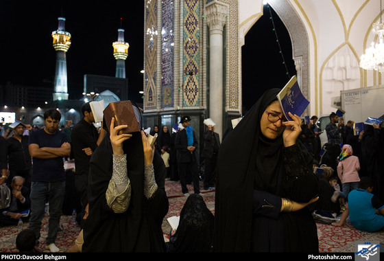  احیاء شب بیست وسوم ماه رمضان در حرم مطهر رضوی / عکس: داوود بهگام / شهرآرا