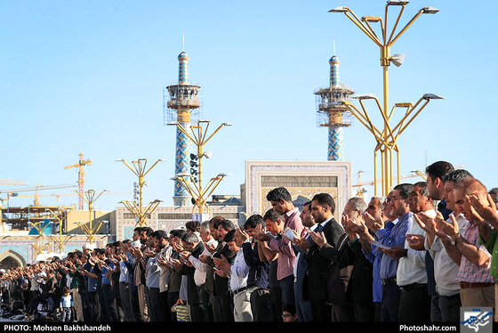 اقامه نماز عید سعید فطر در حرم مطهر رضوی / عکس: محسن بخشنده / شهرآرا