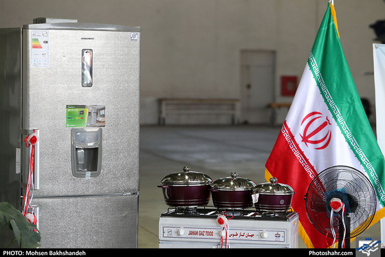 ارسال محموله لوازم زیستی به مناطق سیل‌زده کشور-عکاس: محسن بخشنده/ شهرآرا