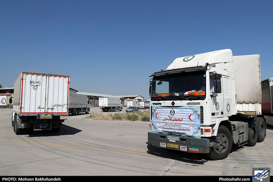 ارسال محموله لوازم زیستی به مناطق سیل‌زده کشور-عکاس: محسن بخشنده/ شهرآرا