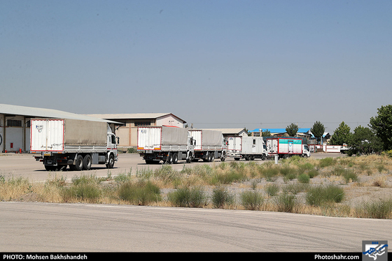 ارسال محموله لوازم زیستی به مناطق سیل‌زده کشور-عکاس: محسن بخشنده/ شهرآرا