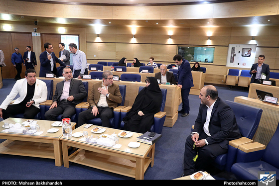 حضور اعضای تیم فوتبال پدیده در جلسه علنی شورای شه ر / عکس: محسن بخشنده / شهرآرا