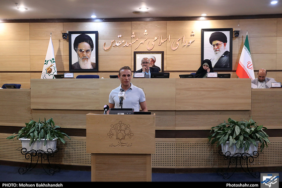 حضور اعضای تیم فوتبال پدیده در جلسه علنی شورای شه ر / عکس: محسن بخشنده / شهرآرا