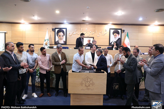 حضور اعضای تیم فوتبال پدیده در جلسه علنی شورای شه ر / عکس: محسن بخشنده / شهرآرا