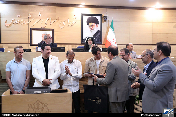 حضور اعضای تیم فوتبال پدیده در جلسه علنی شورای شه ر / عکس: محسن بخشنده / شهرآرا