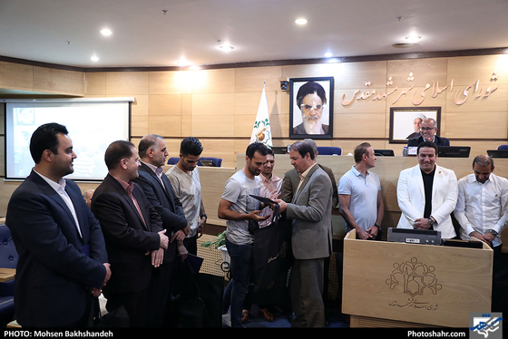 حضور اعضای تیم فوتبال پدیده در جلسه علنی شورای شه ر / عکس: محسن بخشنده / شهرآرا