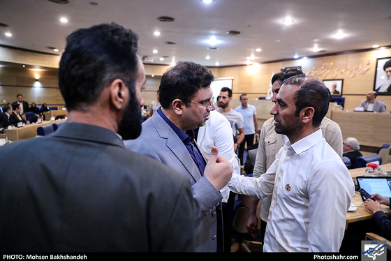 حضور اعضای تیم فوتبال پدیده در جلسه علنی شورای شه ر / عکس: محسن بخشنده / شهرآرا