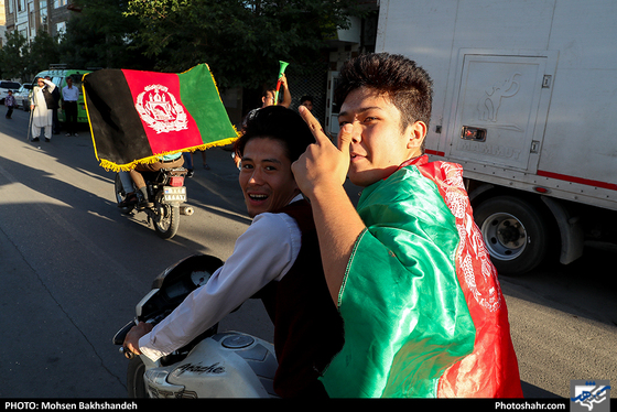 استقبال اهالی گلشهر از بازیکنان تیم ملی جوانان افغانستان -عکاس:محسن بخشنده/ شهرآرا