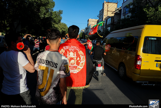 استقبال اهالی گلشهر از بازیکنان تیم ملی جوانان افغانستان -عکاس:محسن بخشنده/ شهرآرا